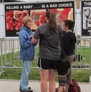 CBR Project Director Jane Bullington speaks to a student at UT Knoxville